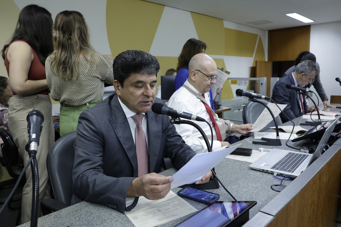 Pareceres do relator sugerem aprimorar leis sobre exames e saúde materna para prevenir nascimentos precoces e HIV