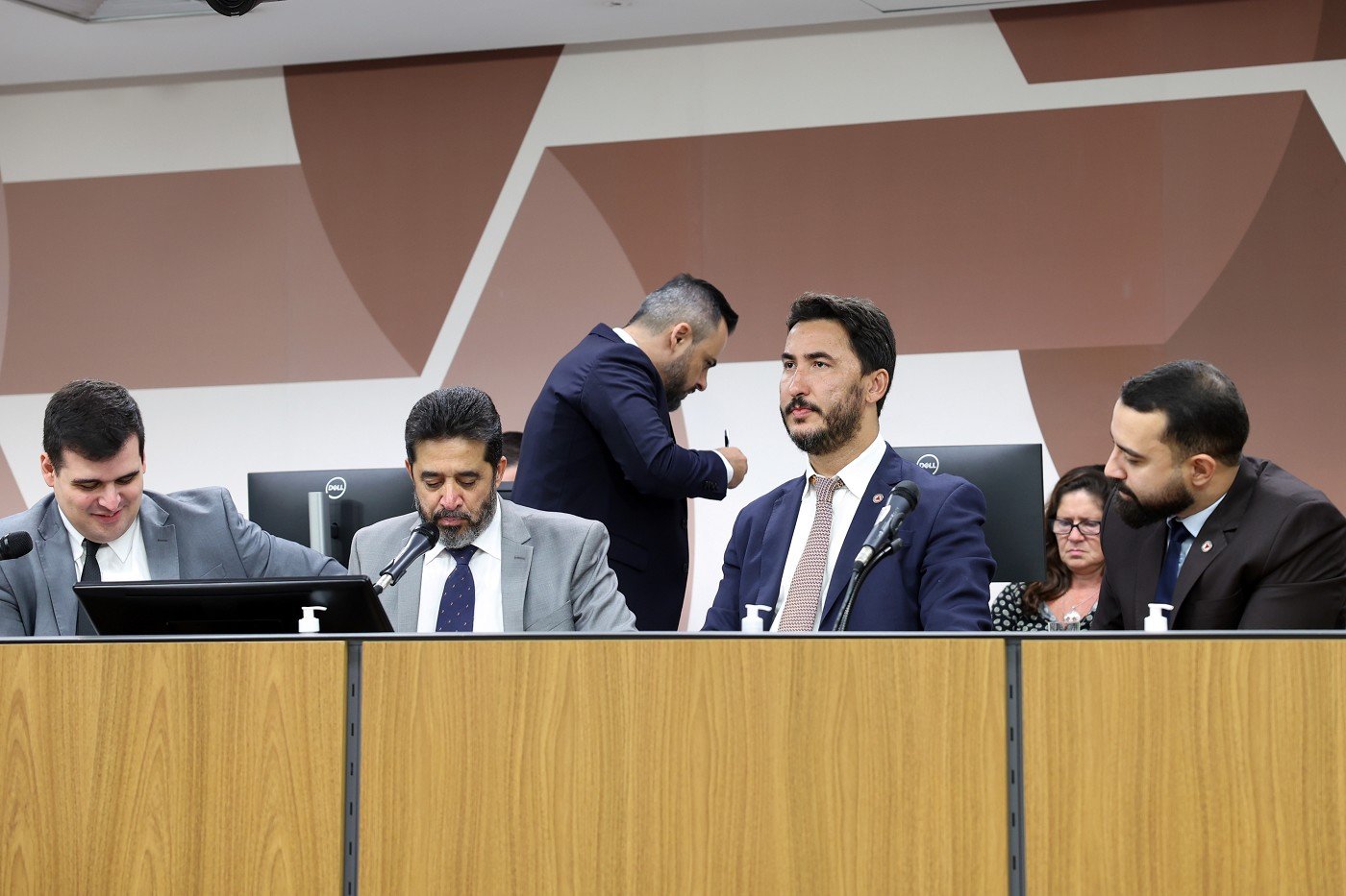 Política contra desastres causados por chuvas é adequada à realidade climática 1 Sargento Rodrigues (microfone) faz a leitura de seu parecer sobre o PL 2.456/24