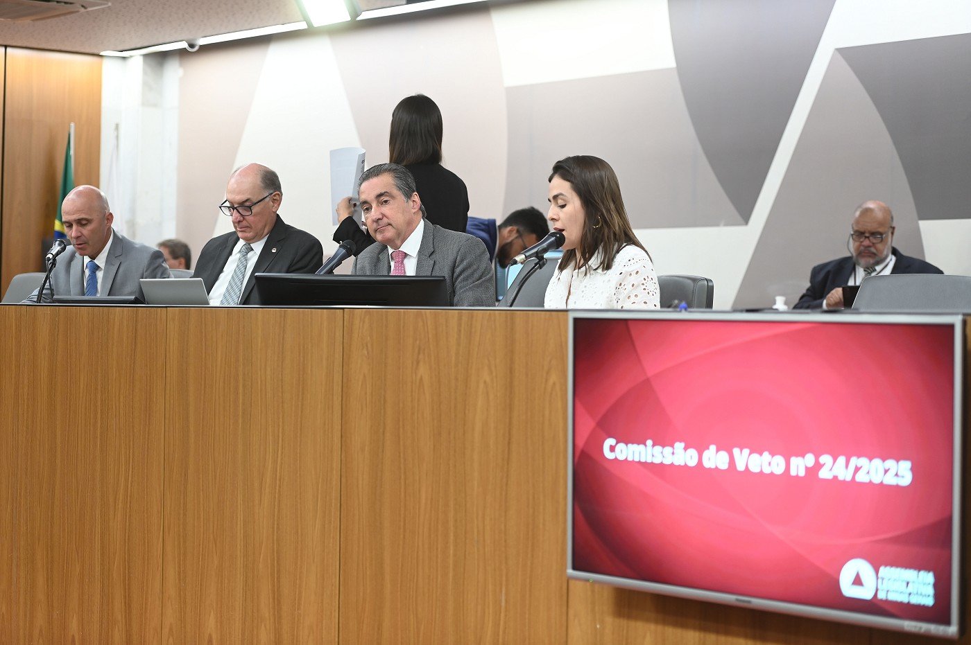 Comissão opina por manter veto à transferência de servidoras vítimas de violência 1 Comissão, presidida pelo deputado João Magalhães, foi formada especialmente para apreciar veto do governador