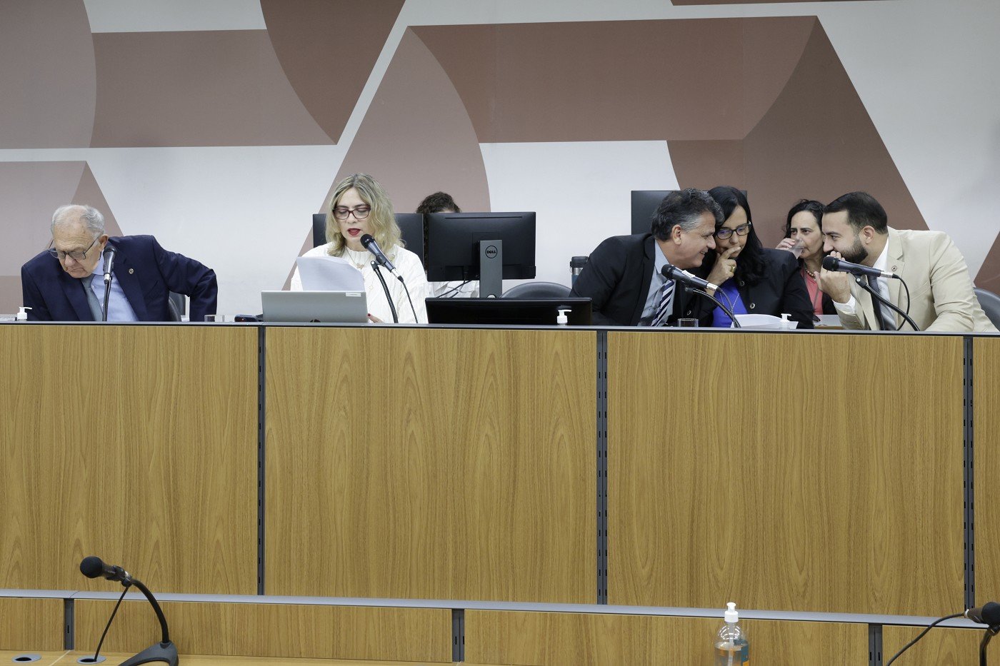 Conscientização nas escolas sobre pessoas com deficiência recebe aval de comissão 1 Comissão de Educação, Ciência e Tecnologia analisou nesta quarta (14) dois projetos voltados à inclusão de pessoas com deficiência