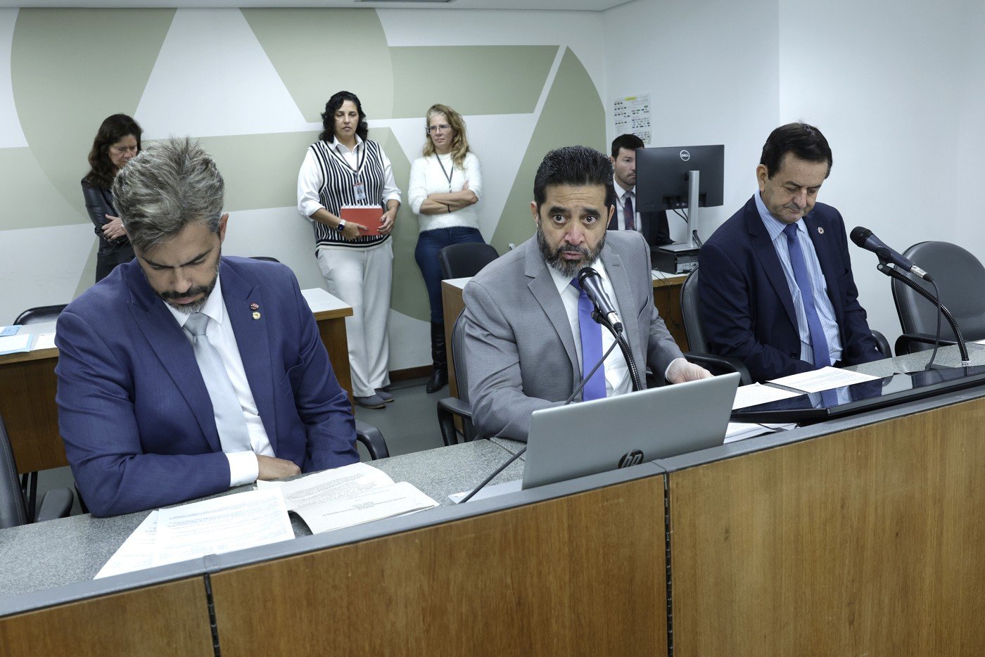 Avança projeto sobre bloqueadores de sinal telefônico em presídios