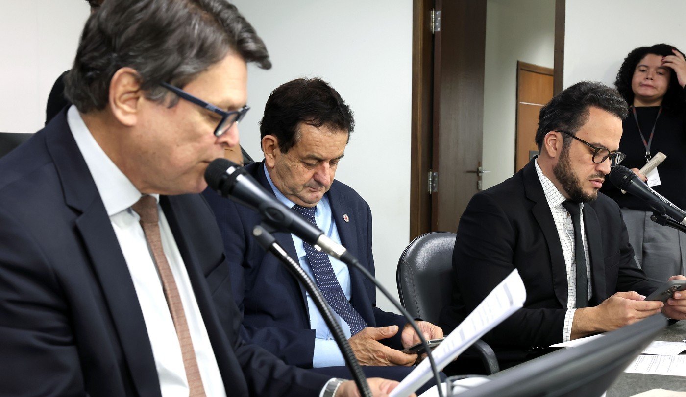 Pronto para o Plenário projeto que isenta mesário de taxa de inscrição