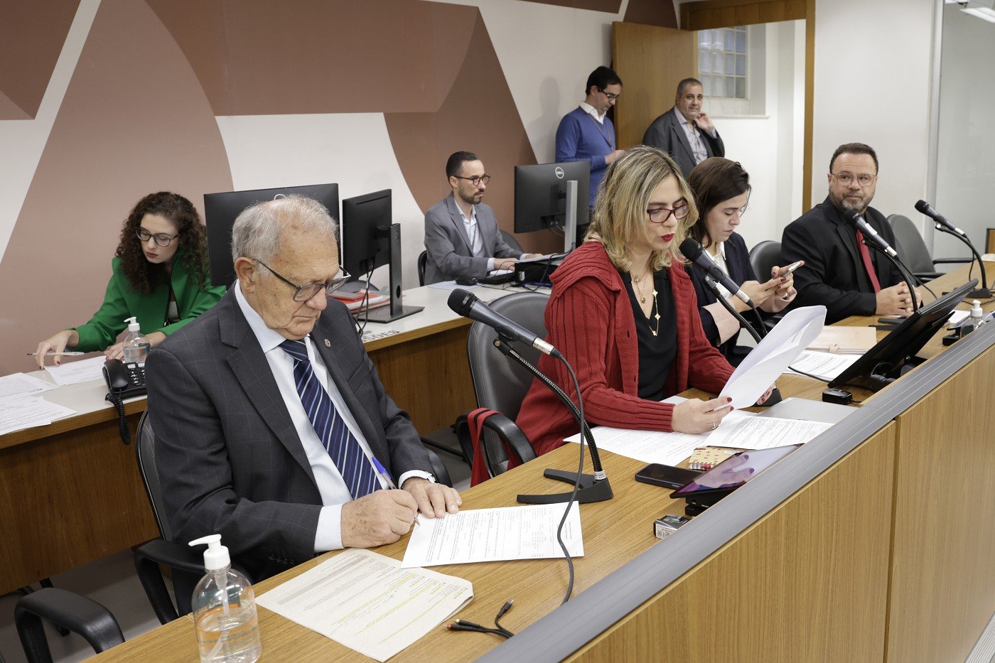 Projeto do deputado Adriano Alvarenga foi relatado por Beatriz Cerqueira (casaco vermelho)