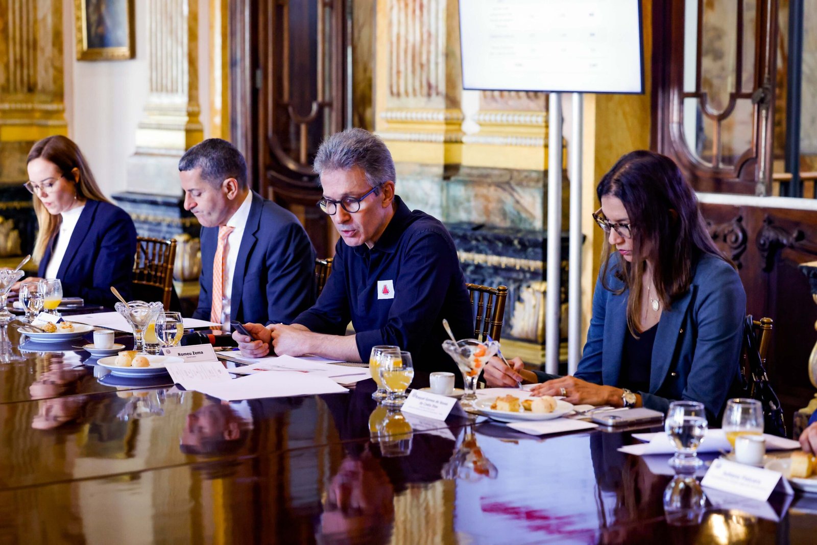 Governo de Minas se reúne com instituições de Justiça para tratar da adesão ao Propag 1 O governador Romeu Zema e parte do secretariado se reuniram, na manhã desta segunda-feira (12/5)