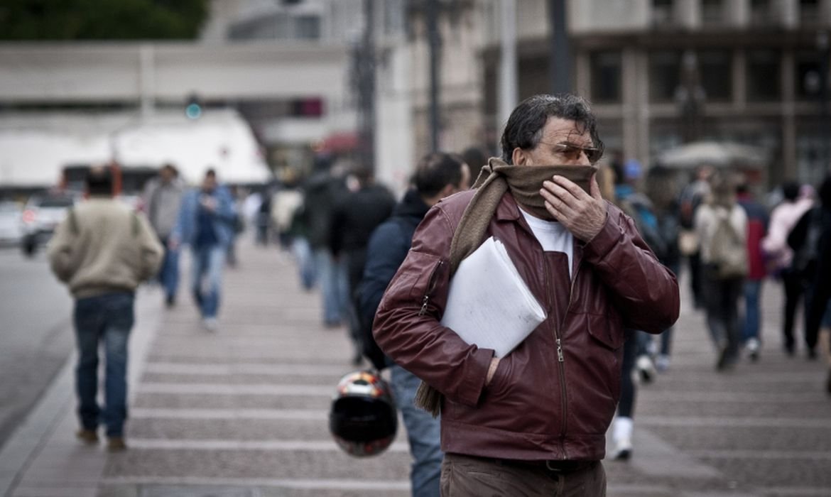 Com a chegada do frio, Defesa Civil de Minas alerta população sobre os efeitos das mudanças repentinas de temperatura 1 As constantes mudanças afetam a saúde da população, principalmente de crianças e idosos