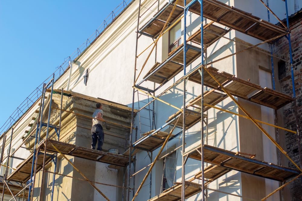 Cemig alerta para riscos com a rede elétrica durante obras e reformas 1 Com o fim do período chuvoso, a construção civil é impulsionada com as pessoas aproveitando o tempo firme para reformar ou construir
