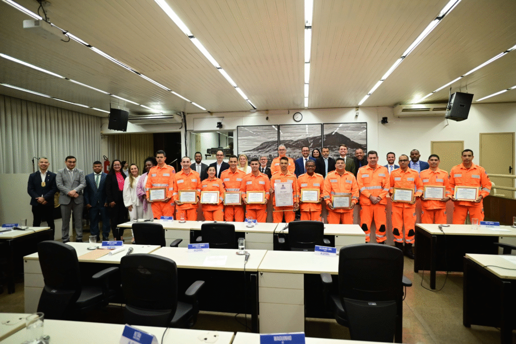 Câmara de Valadares presta homenagem ao Corpo de Bombeiros e aos Soldados do Fogo 4 image 72