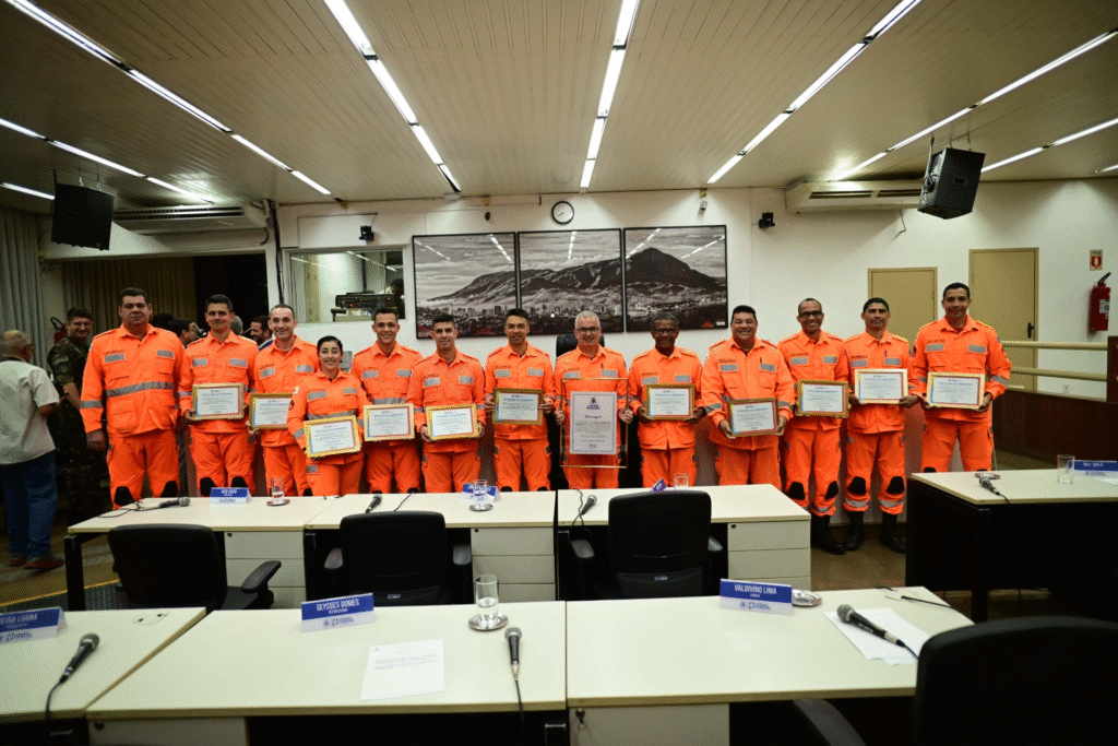 Câmara de Valadares presta homenagem ao Corpo de Bombeiros e aos Soldados do Fogo 5 image 73