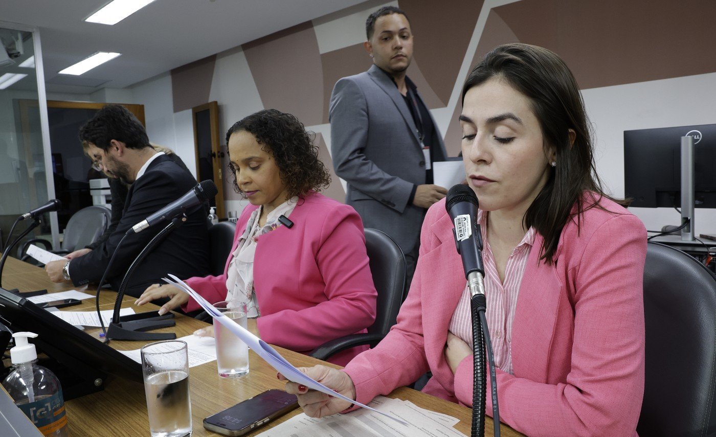 Projeto de incentivo ao aleitamento materno pode voltar ao Plenário 1 Projeto da deputada Lohanna (à direita) foi relatado pela colega Ana Paula Siqueira