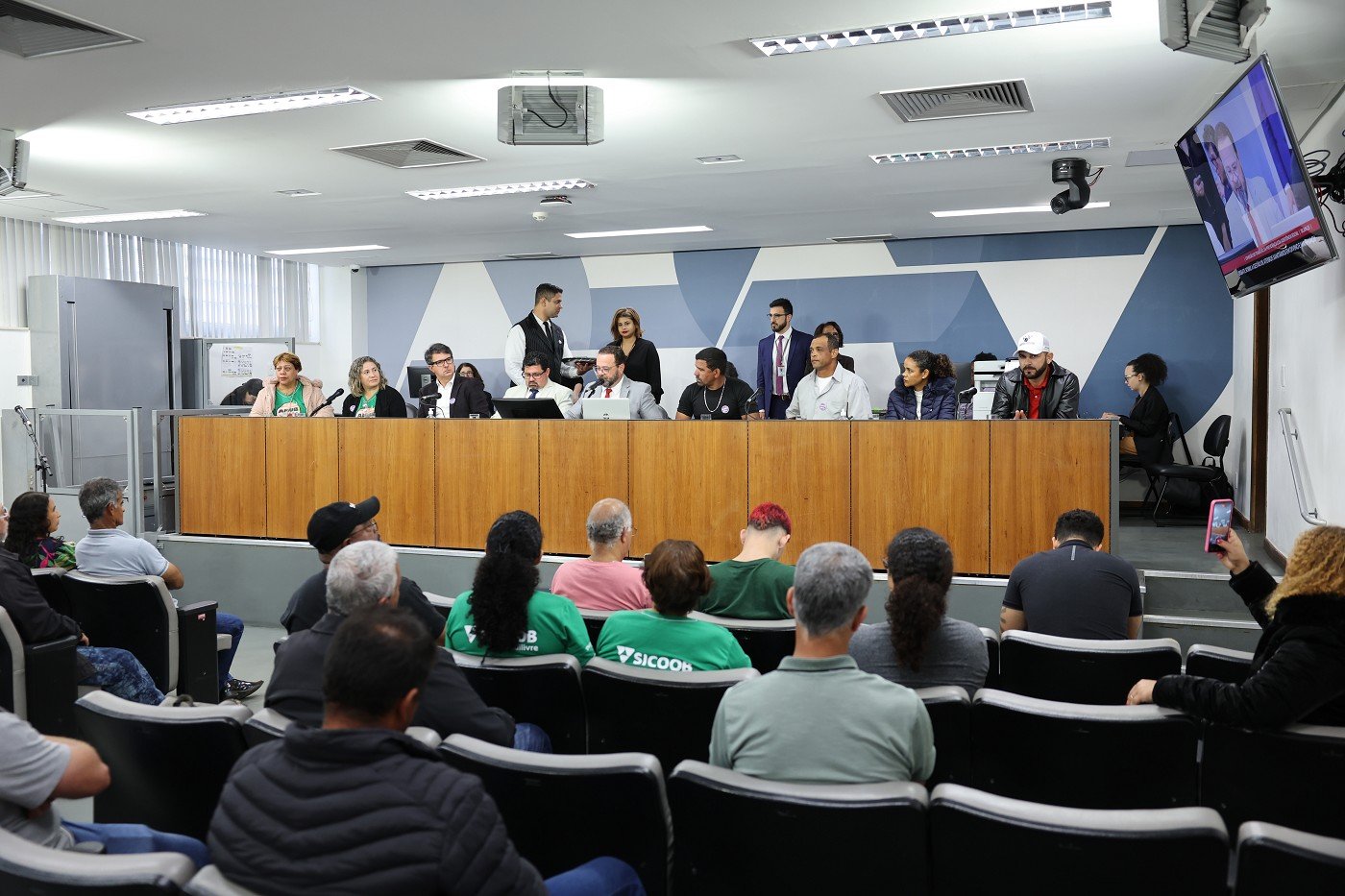 Más condições de aterros de Divino e Manhuaçu preocupam moradores 1 Comissão do Trabalho, da Previdência e da Assistência Social realizou audiência pública para debater problemas causados pela má gestão
