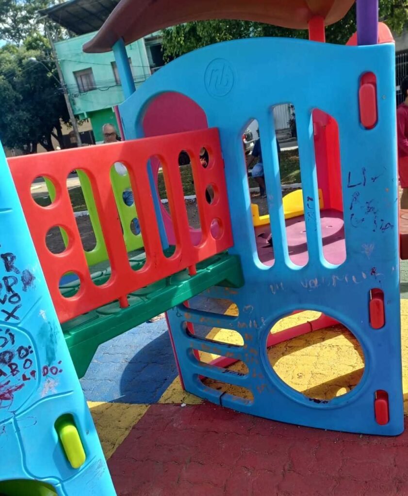 Parque infantil instalado em praça é alvo de vandalismo 1 CBEE373D BEBD C18A A060 027ECDBA41AE 1