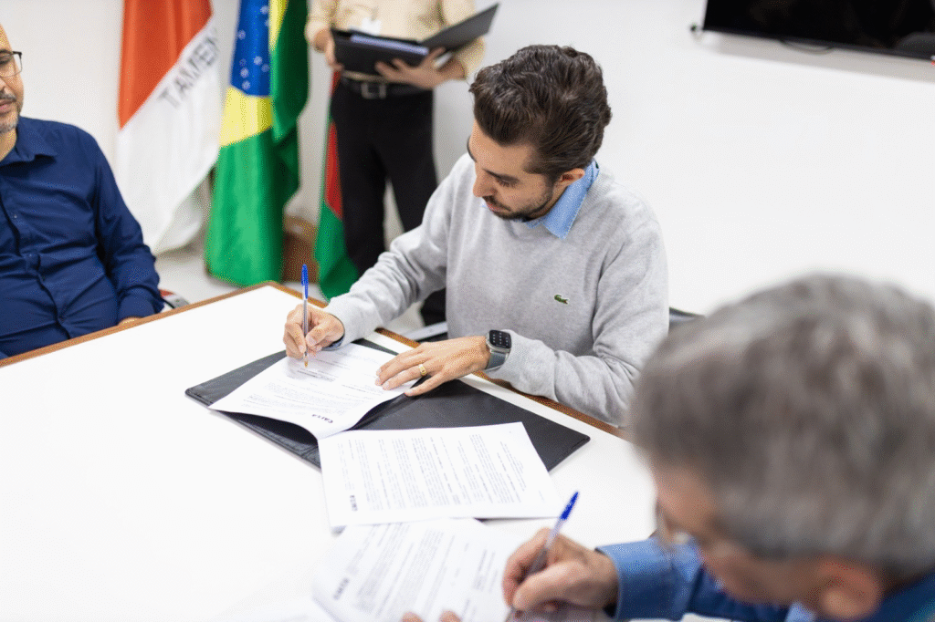 Prefeitura de Ipatinga formaliza contrato de financiamento para renovação da frota de ônibus 4 image 229