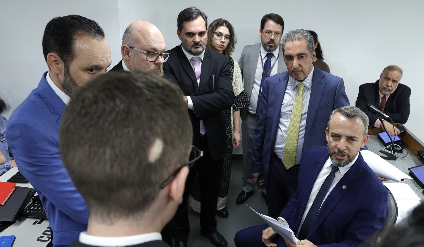Deputados negociam a aprovação dos pareceres aos PLs 3.734/25 e 3.735/25 na Comissão de Administração Pública