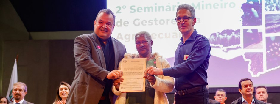 Ana Lúcia Gomes com o governador Romeu Zema e o secretário Thales Fernandes