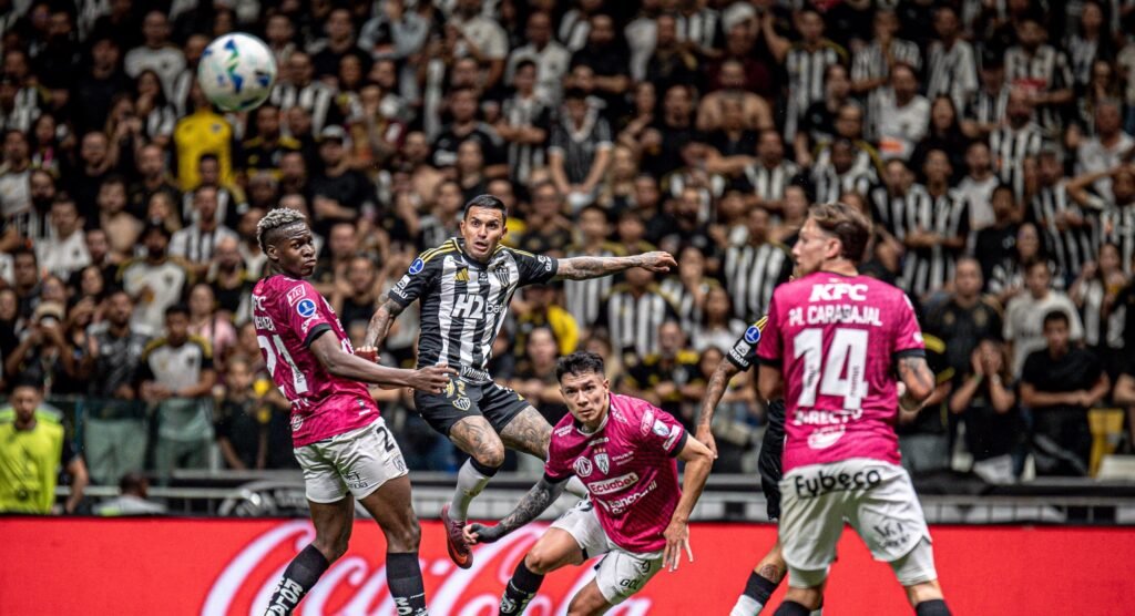 O Galo venceu o Independiente del Valle por 3 a 1 na noite desta terça-feira, 28 de outubro, e se classificou para a grande final