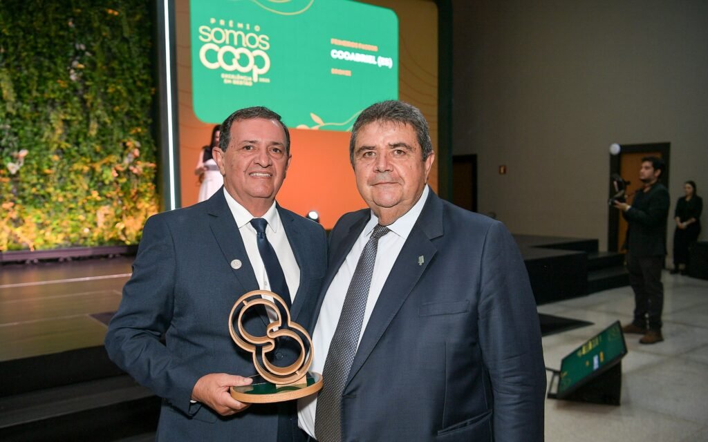 Representando a Cooperativa Agropecuária Vale do Rio Doce, estiveram presentes na cerimônia o diretor-presidente João Marques (esq)