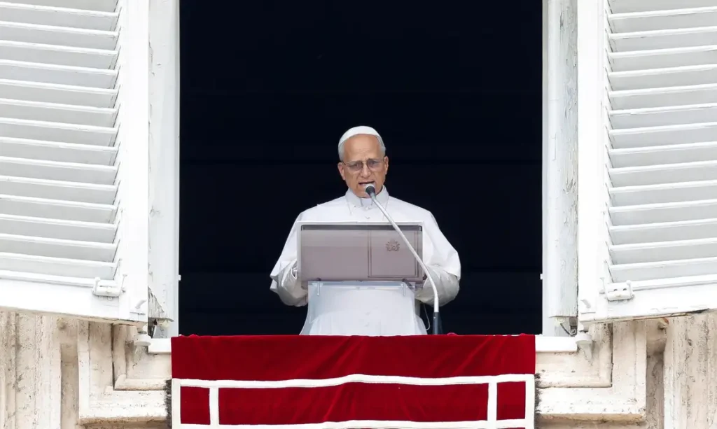 Papa Leão XIV durante a oração do Angelus