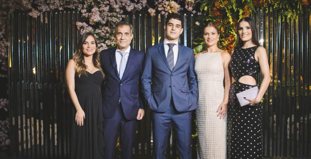 André Diniz e Érica com os filhos Camila, Gabriela e André Filho, em dia da Formatura do terceirão do Ibituruna