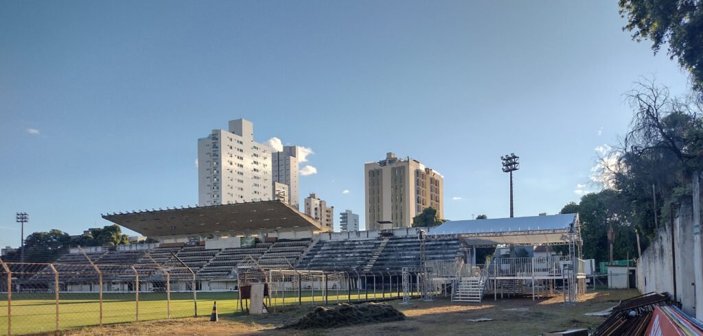 O estádio José Mammoud Abbas, onde o Democrata manda seus jogos, vazio, a espera da próxima competição, a Série D do Brasileirão