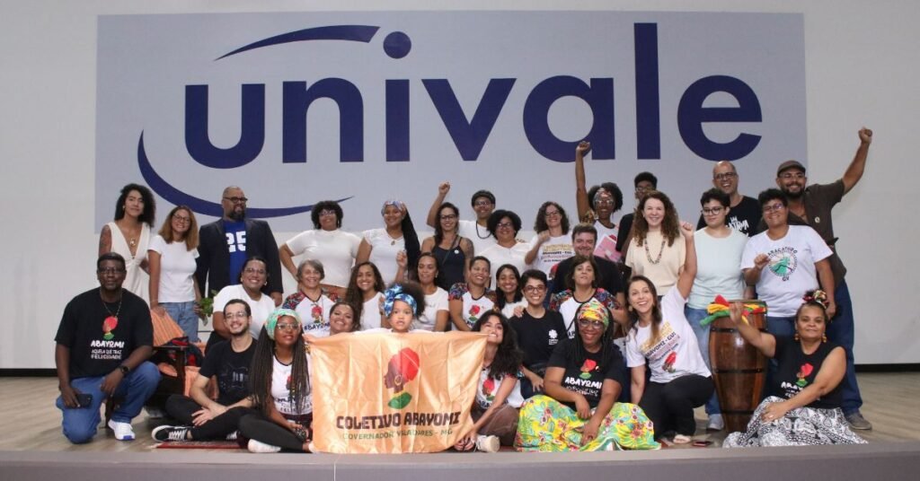 Representantes de movimentos sociais, instituições públicas, universidades, profissionais de setores como educação, saúde e justiça, além