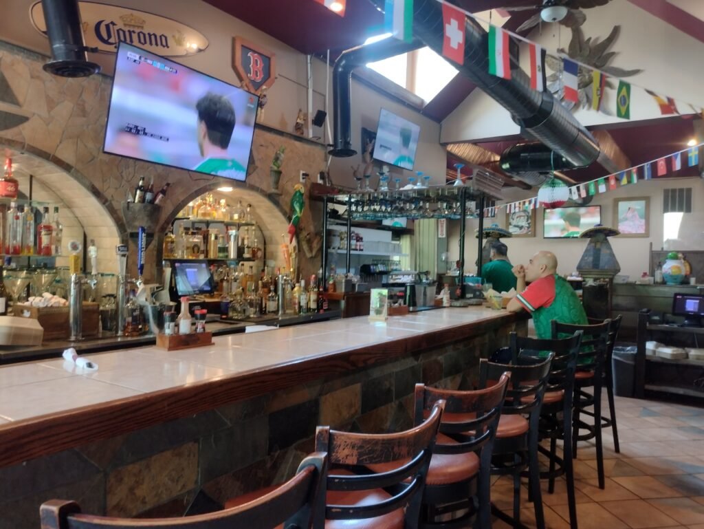 O torcedor mexicano, solitário assistindo ao jogo na tarde quente de West Yarmouth. Seus compatriotas estavam trabalhando