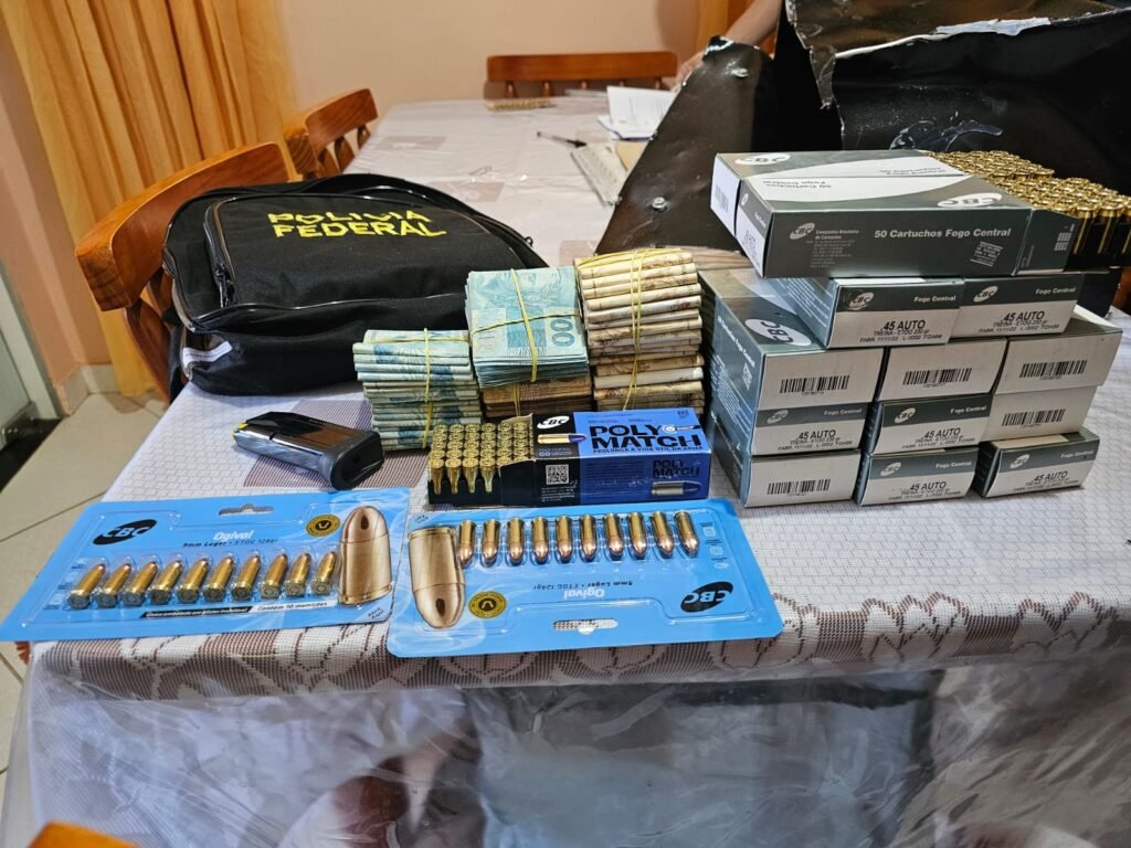 Além das prisões, os policiais apreenderam três armas de fogo, 650 munições de calibre .45, 70 munições de calibre 9mm, 10 munições