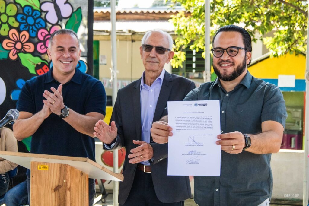 O deputado estadual Enes Cândido, autor da emenda parlamentar que garantiu os recursos para a reforma, mostra a ordem executiva para