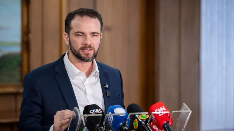 Salário mínimo deverá subir para R$ 1.741 em 2027, diz Durigan