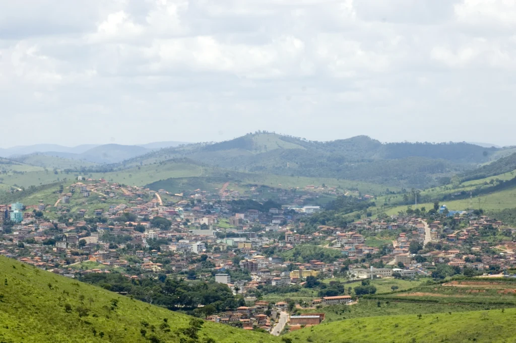 Vista_da_cidade_de_Guanhães,_á_partir_do_Condomínio_Solares_-_panoramio