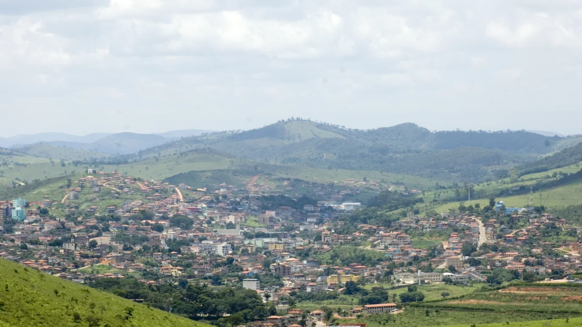 Vista_da_cidade_de_Guanhães,_á_partir_do_Condomínio_Solares_-_panoramio