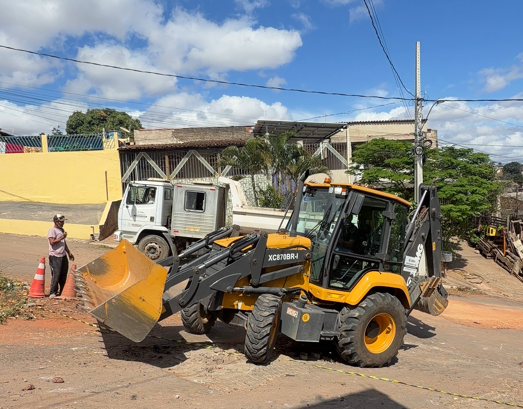 Prefeitura recupera trecho de avenida no bairro Azteca