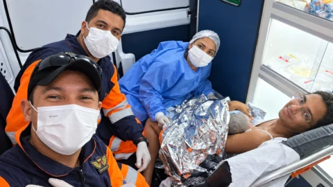 Bebê nasce dentro do Resgate da Nova 381 durante atendimento na rodovia 4 Bebê nasce dentro do Resgate da Nova 381 durante atendimento na rodovia