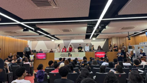 Alunos do Parlamento Jovem de Valadares participam da etapa estadual em Belo Horizonte; tema da edição 2027 é definido 26 Alunos do Parlamento Jovem de Valadares participam da etapa estadual em Belo Horizonte; tema da edição 2027 é definido