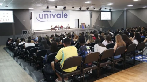 Com talk show, aula magna do Núcleo da Saúde da UNIVALE debate empreendedorismo